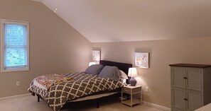 2 bedrooms, WiFi, bed sheets - Cozy Suburban Nest! 20 minutes to Downtown & Clifton. Easily enjoy the City! (Cincinnati)