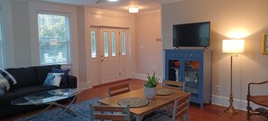 Dining - Cozy Suburban Nest! 20 minutes to Downtown & Clifton. Easily enjoy the City! (Cincinnati)