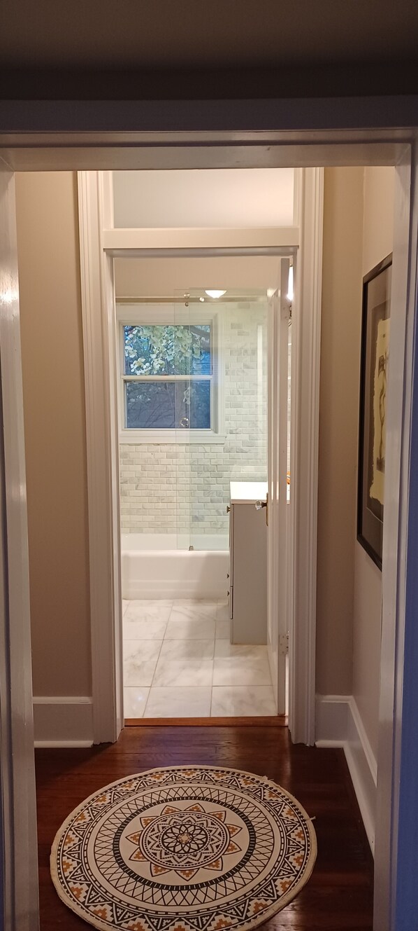 Interior - Cozy Suburban Nest! 20 minutes to Downtown & Clifton. Easily enjoy the City! (Cincinnati)