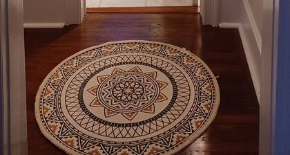 Cozy Suburban Nest! 20 minutes to Downtown & Clifton. Easily enjoy the City!