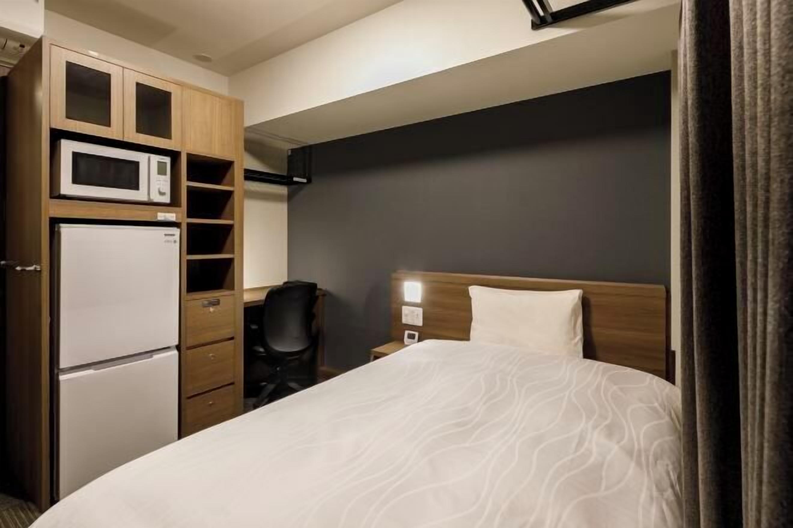 Caja fuerte, cortinas opacas, wifi gratis y ropa de cama