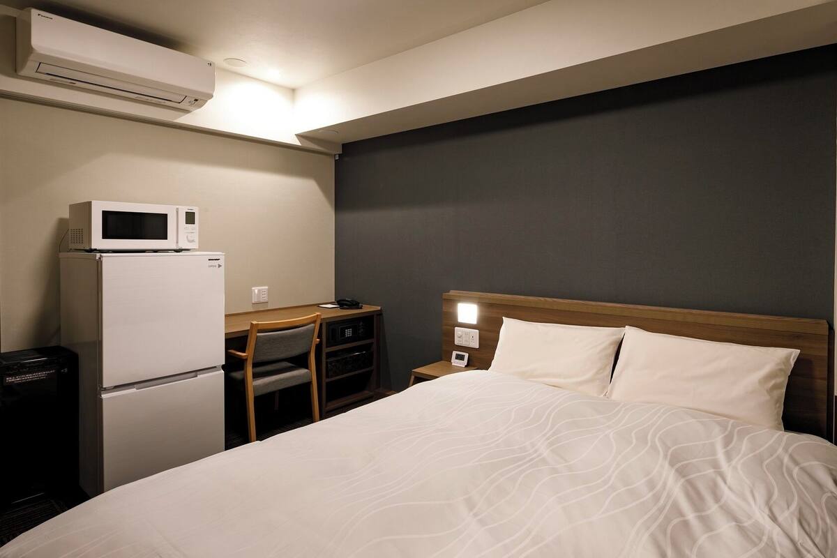 In-room safe, blackout curtains, free WiFi, bed sheets