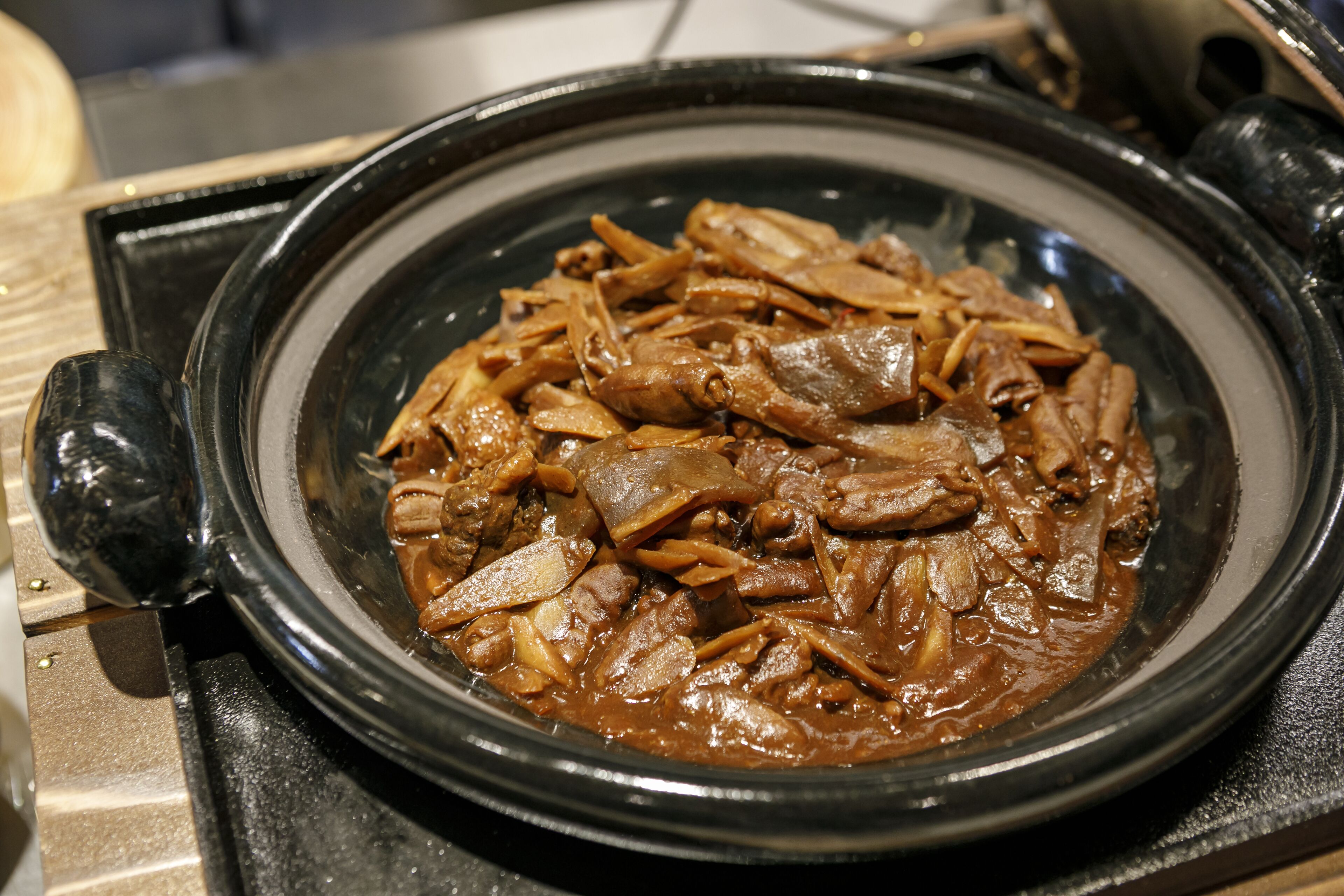 En traditionell koreansk gryta med lock, som innehåller en rätt bestående av kött och grönsaker.