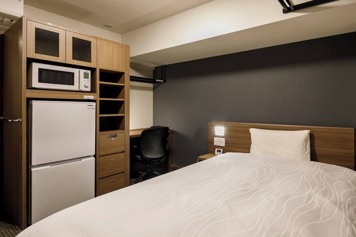 In-room safe, blackout curtains, free WiFi, bed sheets