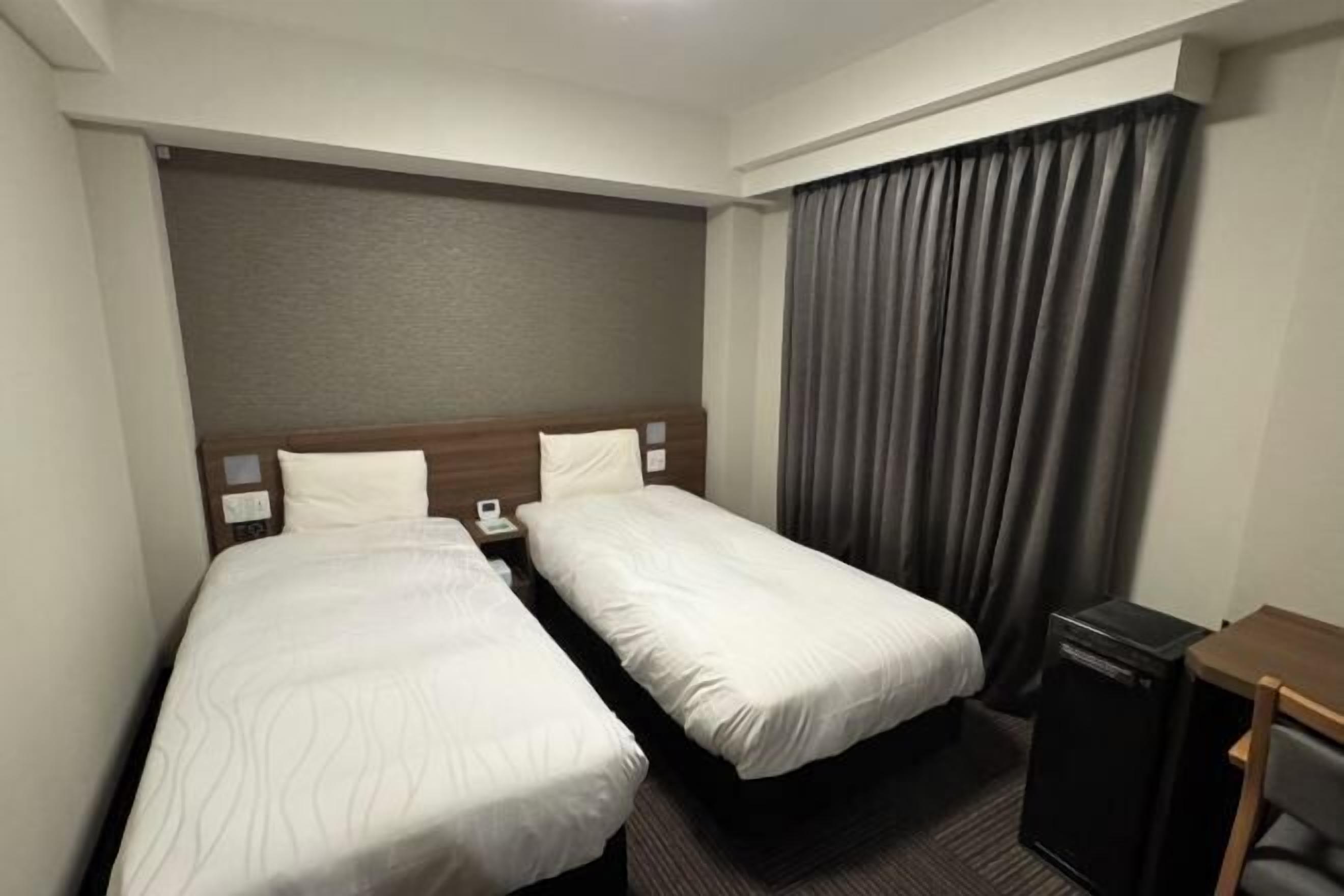 Caja fuerte, cortinas opacas, wifi gratis y ropa de cama