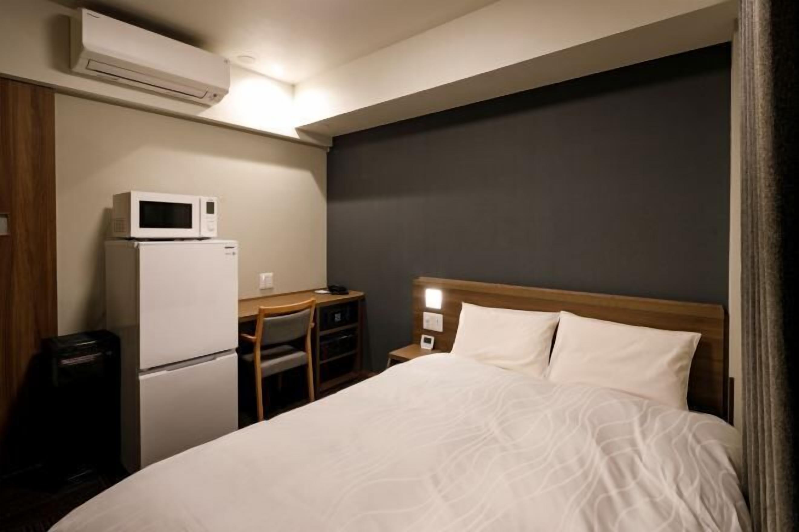 Caja fuerte, cortinas opacas, wifi gratis y ropa de cama