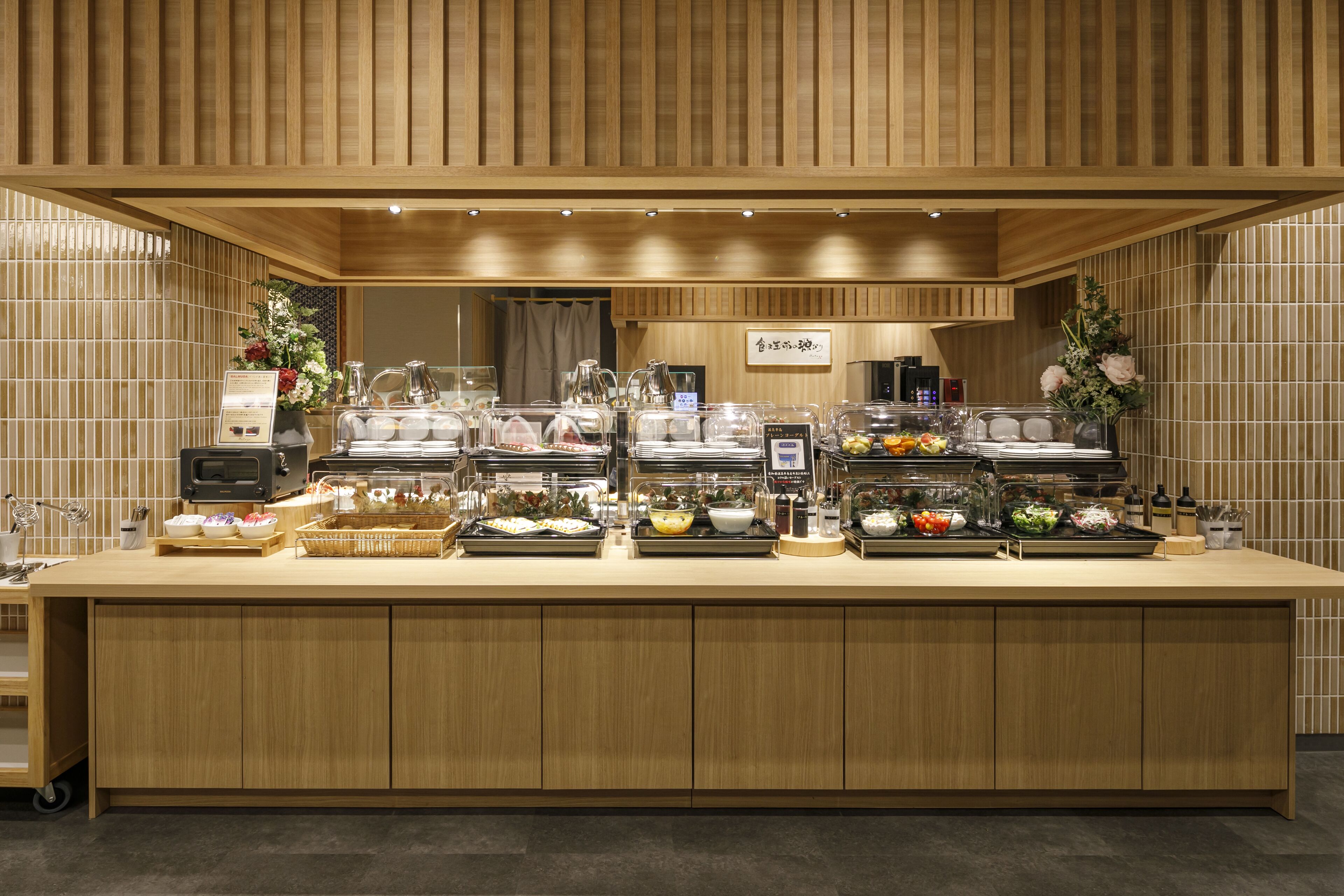 Un buffet proposant une variété de plats et une machine à café.