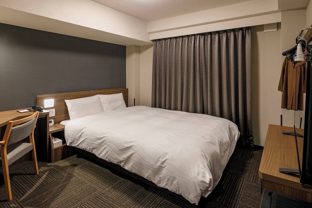 In-room safe, blackout curtains, free WiFi, bed sheets