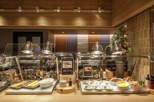 Se ofrece un desayuno bufé todos los días (por un coste adicional)