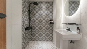 Deluxe Double Room, 1 Bedroom, Non Smoking, Ground Floor | Bathroom | Shower, rainfall showerhead, free toiletries, hair dryer
