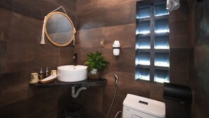 Dusj, dusjhode med hydromassaje, designertoalettartikler og hårføner