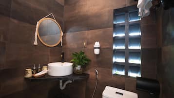 Chuveiro, ducha de hidromassagem, produtos de toalete de grife