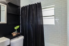  milieuvriendelijk toiletgerief, een haardroger, handdoeken, zeep