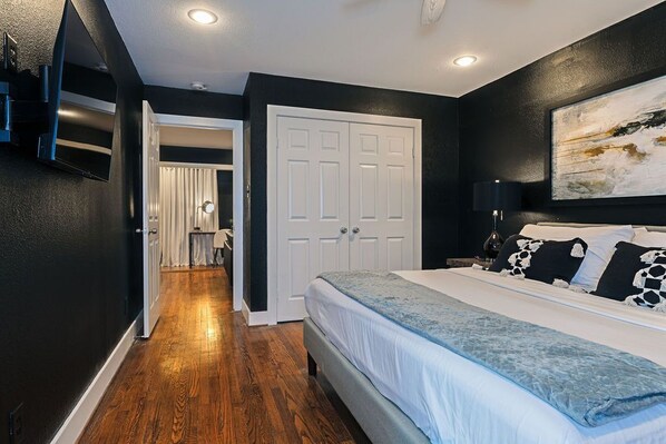 1 slaapkamer, een bureau, een strijkplank/strijkijzer, reisbedje