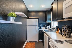 Een koelkast, een microgolfoven, een oven, een kookplaat