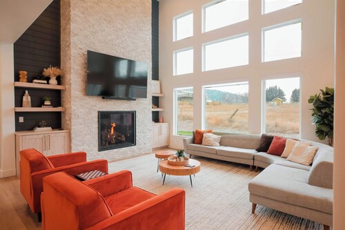 Hot tub, Sports Court, Theater, Game Room, Firepit