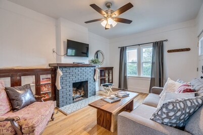 1926 Historic Duplex / Near U of A / 1 BR & 1 BA