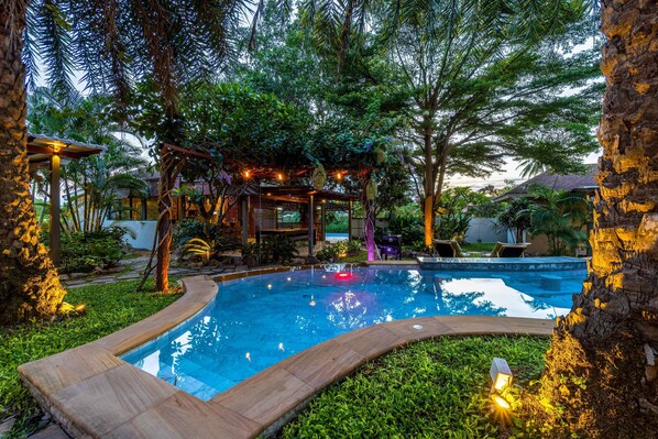 Una piscina al aire libre