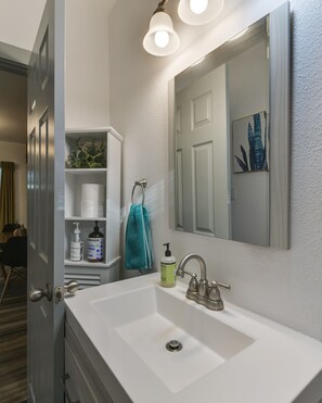 Chuveiro, secador de cabelo, toalhas de banho, sabonete