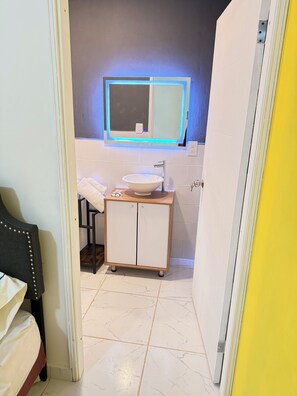 Shower, rainfall showerhead, towels - Hotel Aoki valle de ángeles  (Valle de Angeles)