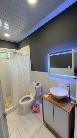 Shower, pancuran hujan,  dan handuk