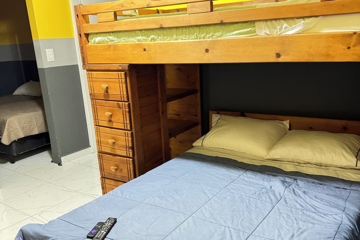 2 bedrooms, Egyptian cotton sheets, premium bedding, down duvets
