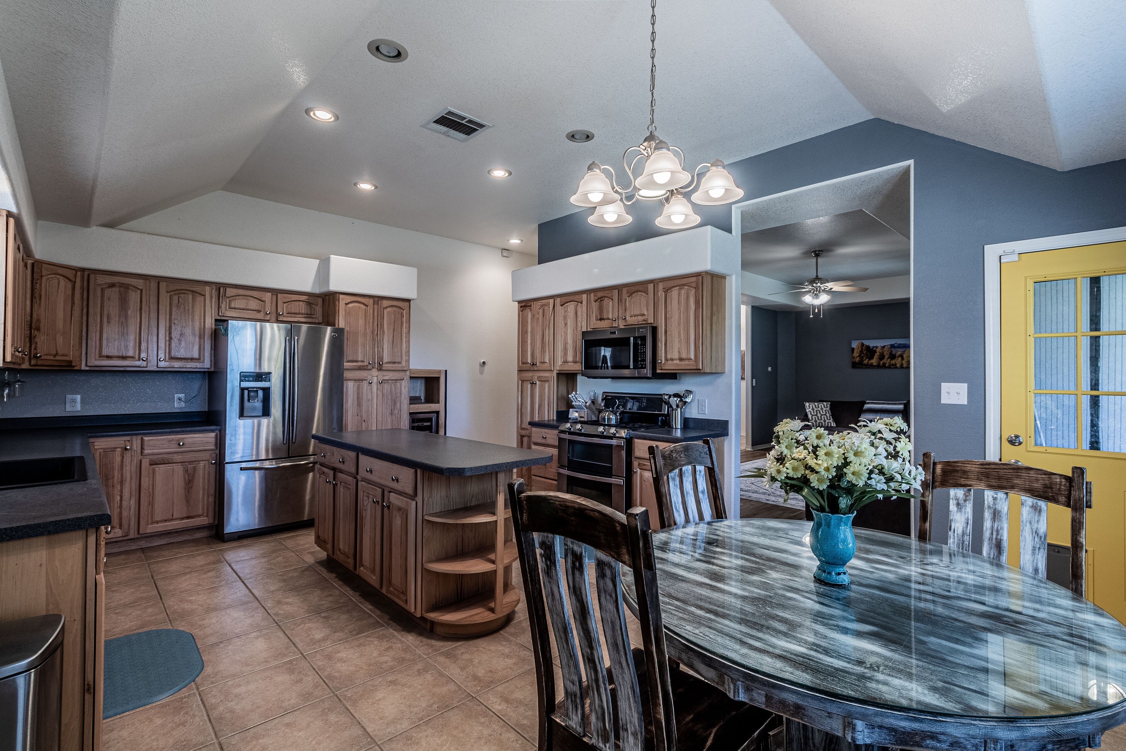 冷蔵庫、電子レンジ、オーブン、コンロ