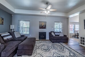 Smart TV, lareira, DVD player