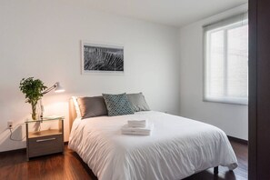 2 habitaciones, escritorio, tabla de planchar con plancha y wifi gratis 