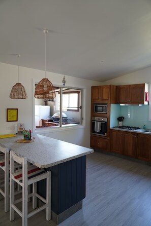 Kylskåp, mikrovågsugn, ugn och spishäll