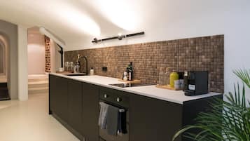 Fridge, oven, dishwasher, coffee/tea maker