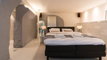 2 bedrooms, soundproofing, WiFi, bed sheets