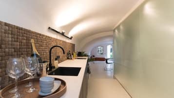 Coffee/tea maker, fridge, oven, dishwasher