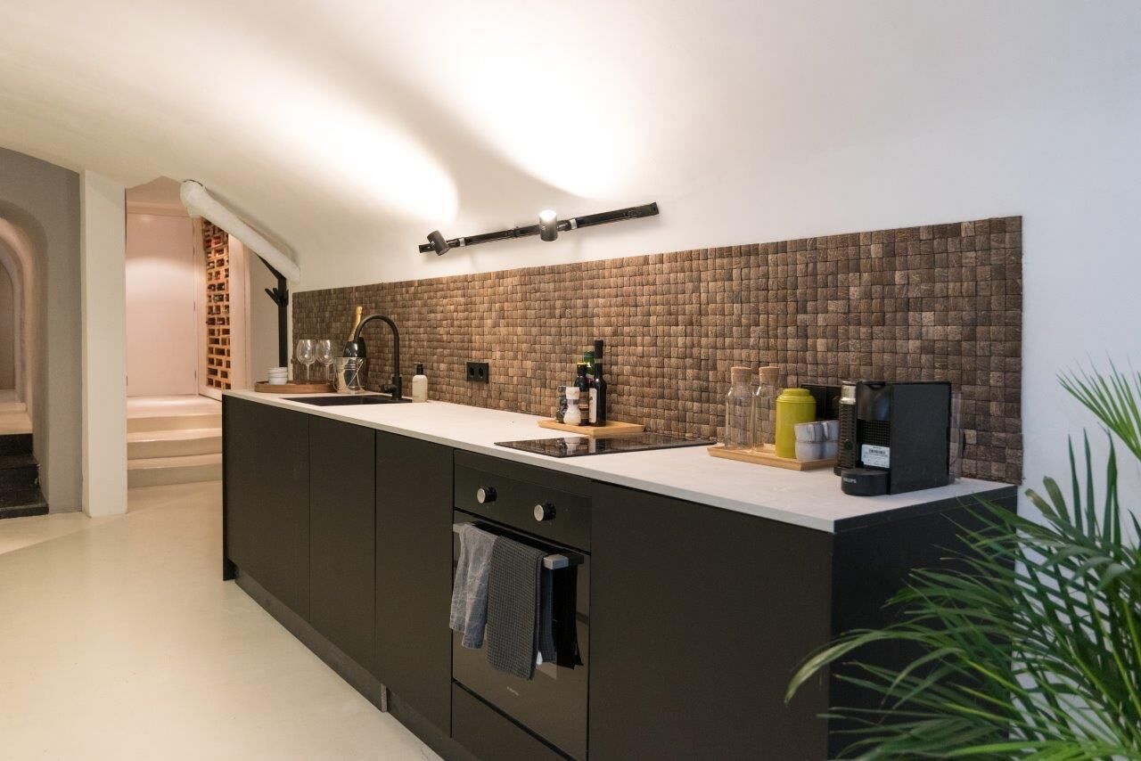 Een koffiezetapparaat/waterkoker, een koelkast, een oven, een vaatwasser