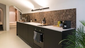 Kaffetrakter/tekoker, kjøleskap, ovn og oppvaskmaskin