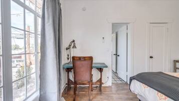 1 habitación, escritorio, tabla de planchar con plancha y cuna de viaje