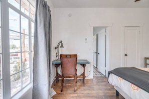 1 quarto, escrivaninha, ferros/tábuas de passar roupa, berço de viagem