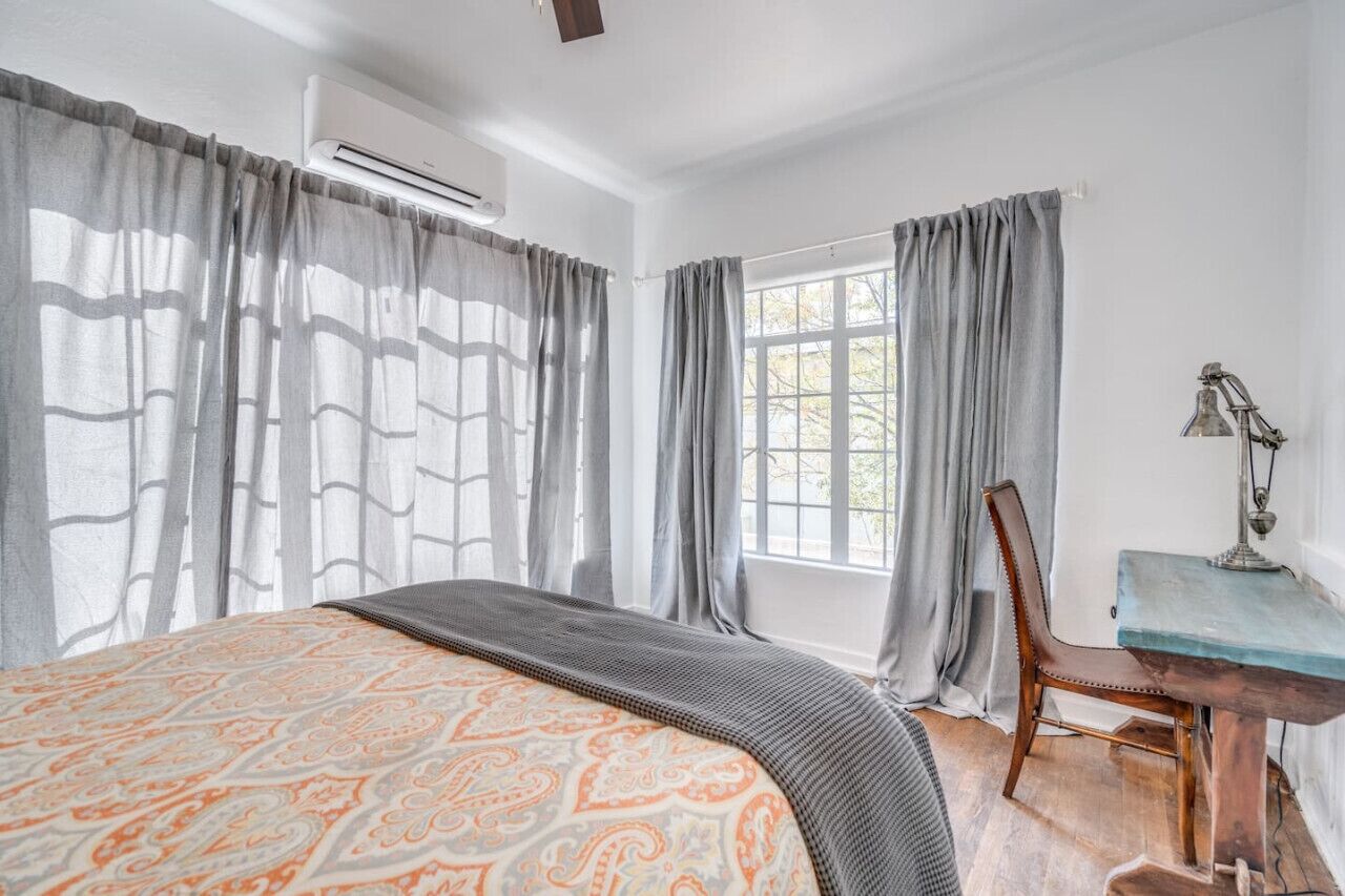 1 habitación, escritorio, tabla de planchar con plancha y cuna de viaje 