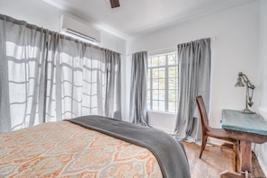 1 bedroom, desk, iron/ironing board, travel crib - 1926 Original Firehouse / Close to U of A / Loft (Tucson)