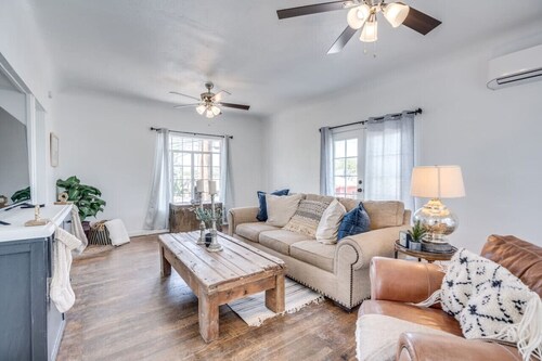 1926 Original Firehouse / Loft / Close to U of A