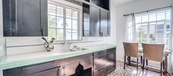 1926 Original Firehouse / Loft / Close to U of A