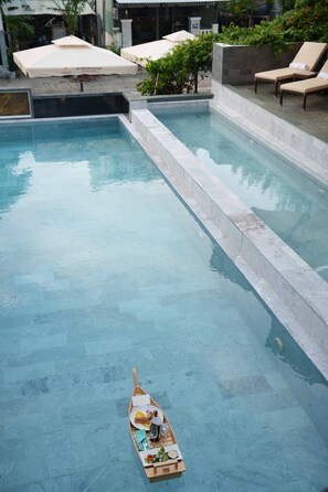 室外游泳池，08:00 至 20:00 开放，池畔遮阳伞，日光浴躺椅