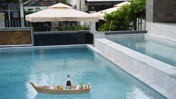 Hồ bơi ngoài trời, mở cửa từ 8:00 đến 20:00, dù/ô trên bãi biển/hồ bơi