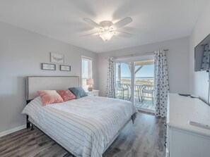 4 bedrooms, travel crib, free WiFi, bed sheets - 4BR, 3.5BA, sleeps 8 - north end beautiful ocean (North Topsail Beach)