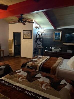 3 Queen size bed room - Cinderella Motel (Hollister)