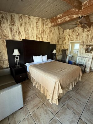 1 King Size Jacuzzi Room - Cinderella Motel (Hollister)