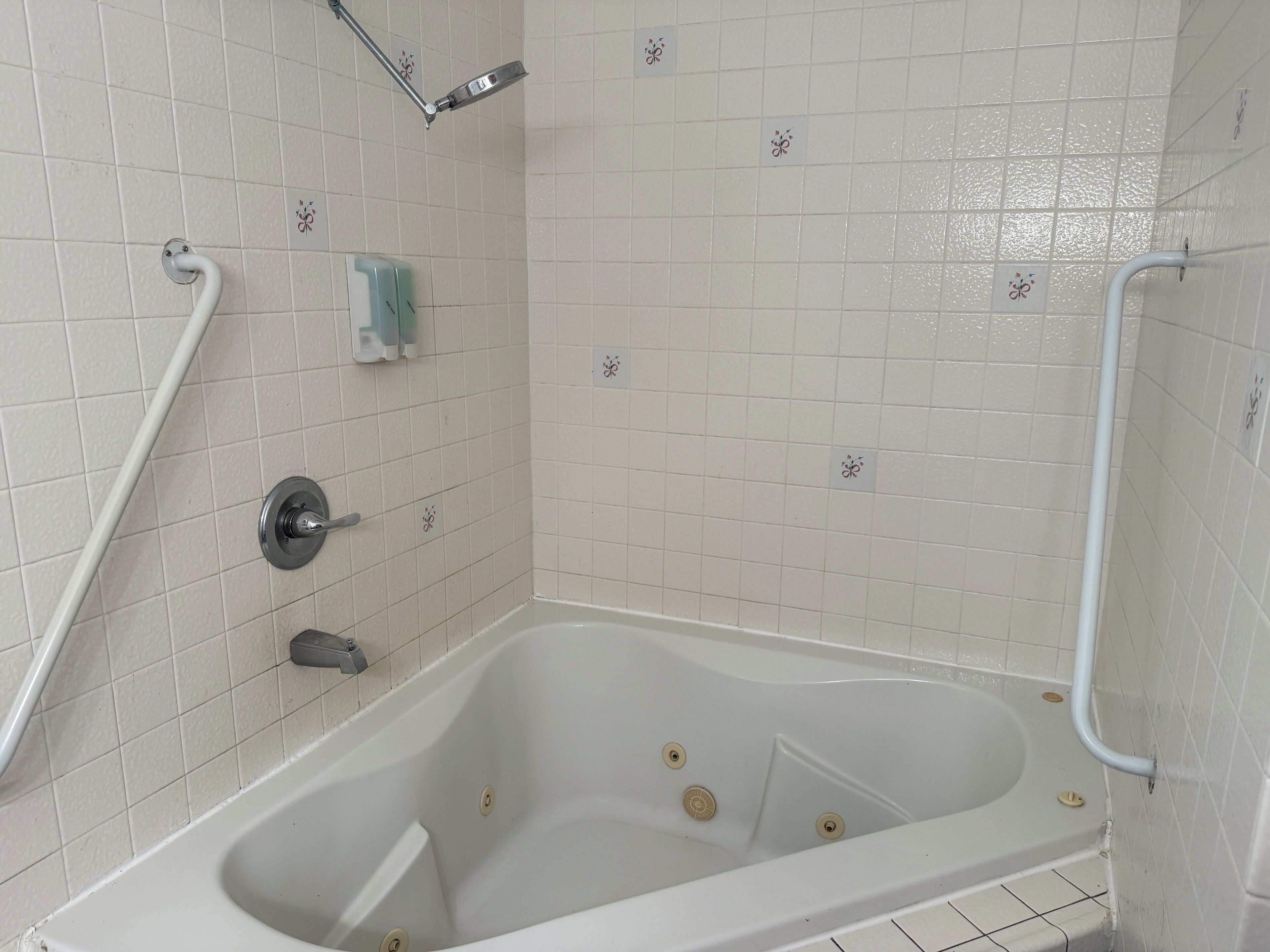 Habitación básica | Baño | Toallas, jabón, shampoo, papel de baño 