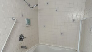 Un baño con bañera, ducha e inodoro.