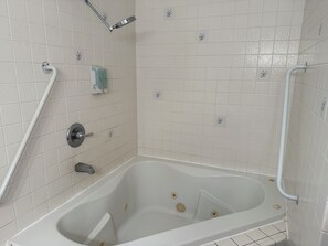 Basic Room | Bathroom | Towels, soap, shampoo, toilet paper - Cinderella Motel (Hollister)