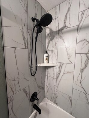 Een douche, een haardroger, handdoeken, zeep